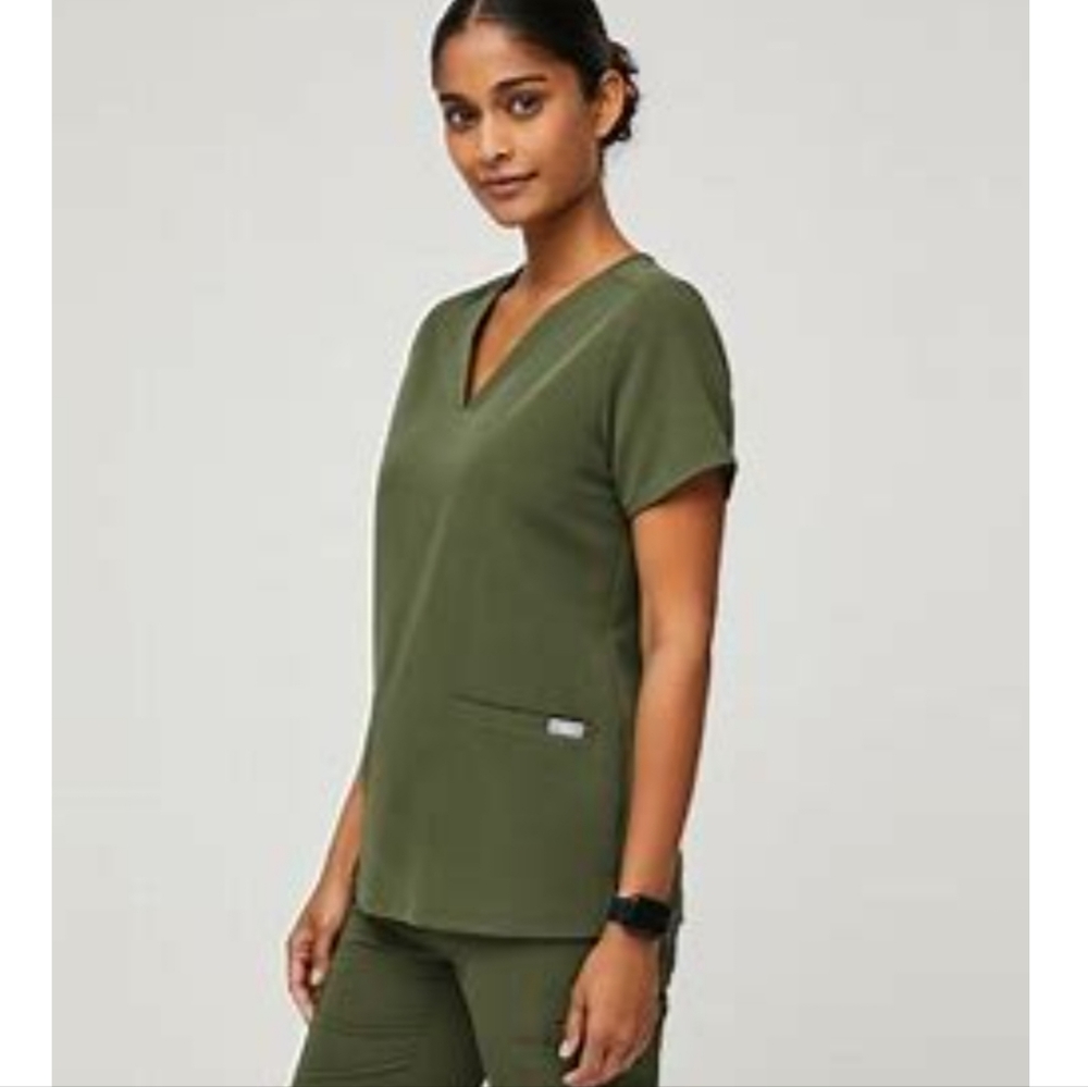 FIGS women's Dark Olive Casma - Three-Pocket Scrub Top - M / Dark Olive, NWT